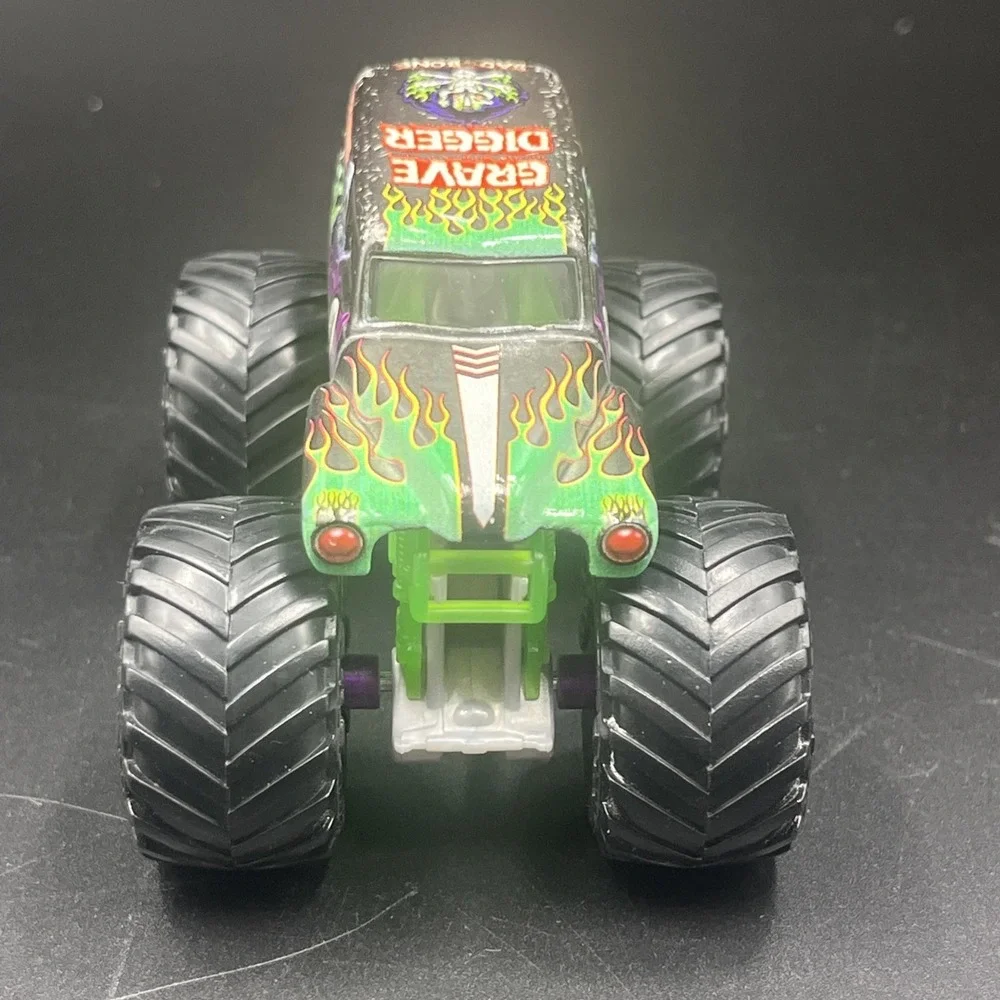 Monster Jam Grave Digger Diecast Top Monster Truck Bad To‎ The Bone 1:64 Scale